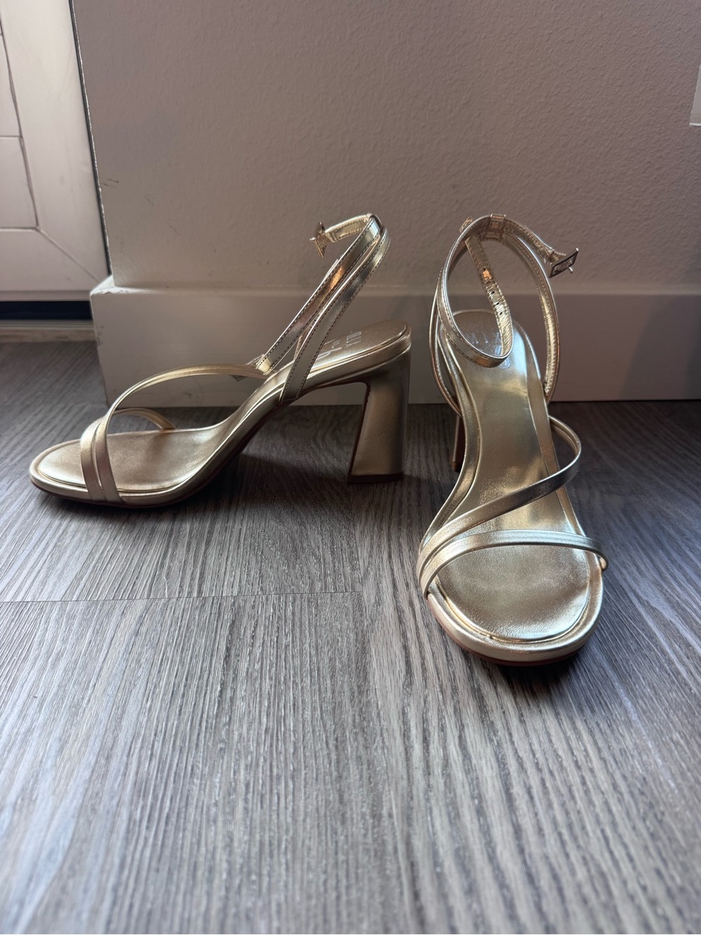 Worn Once: Sz 8 Wide Width Gold Strappy Chunk Heel Cocktail Formal Party